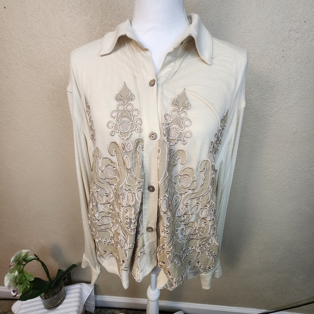 Gimmicks by BKE Cream Mesh Embroidered Shirt Medium (8036) - Picture 2 of 7